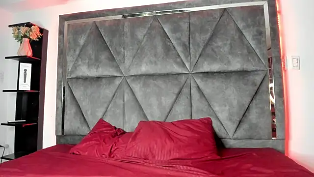Snapshot of LuciaMoretti_ chatting on July 4, 2:51 am LuciaMoretti online show from July 4, 2:51 am