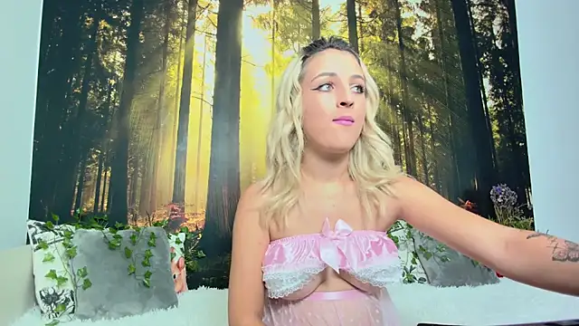 Snapshot of LittleAngelXO chatting on October 7, 7:26 pm LittleAngelXO online show from October 7, 7:26 pm