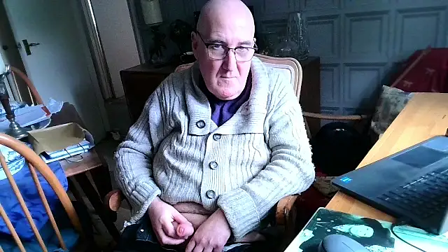 Snapshot of Adamdaddybear chatting on February 17, 1:22 pm Adamdaddybear online show from February 17, 1:22 pm