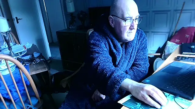 Snapshot of Adamdaddybear chatting on March 12, 9:55 am Adamdaddybear online show from March 12, 9:55 am