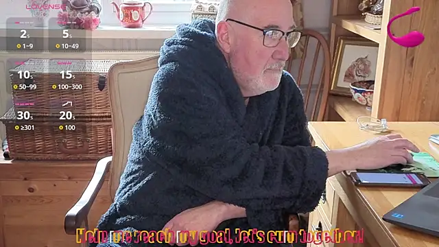 Snapshot of Adamdaddybear chatting on February 16, 2:05 pm Adamdaddybear online show from February 16, 2:05 pm