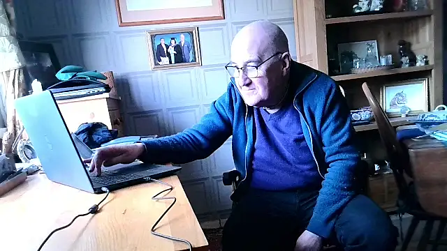 Snapshot of Adamdaddybear chatting on January 27, 1:41 pm Adamdaddybear online show from January 27, 1:41 pm