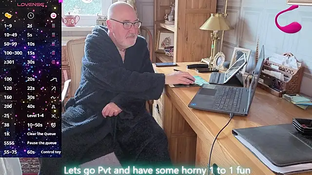 Adamdaddybear online show from April 8, 7:10 am