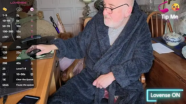 Adamdaddybear online show from December 3, 8:14 am