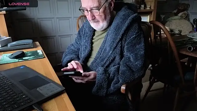 Snapshot of Adamdaddybear chatting on October 16, 7:27 am Adamdaddybear online show from October 16, 7:27 am