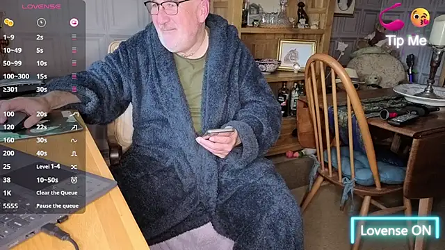 Snapshot of Adamdaddybear chatting on October 20, 7:42 am Adamdaddybear online show from October 20, 7:42 am