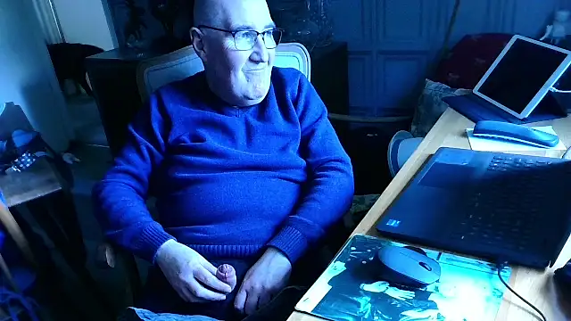 Snapshot of Adamdaddybear chatting on March 12, 3:29 pm Adamdaddybear online show from March 12, 3:29 pm