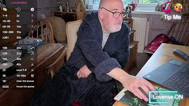 Adamdaddybear online show from October 30, 7:39 am