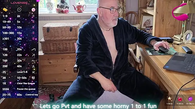 Adamdaddybear online show from April 3, 1:28 pm