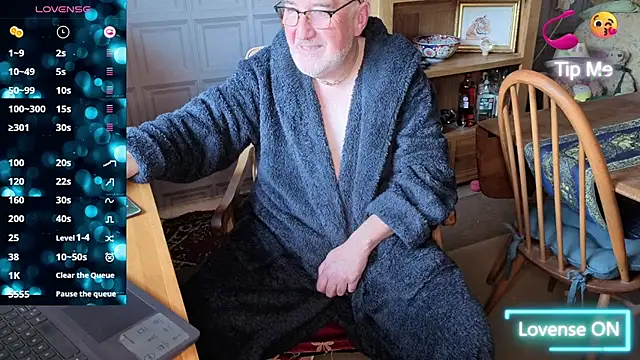 Snapshot of Adamdaddybear chatting on October 9, 8:15 am Adamdaddybear online show from October 9, 8:15 am