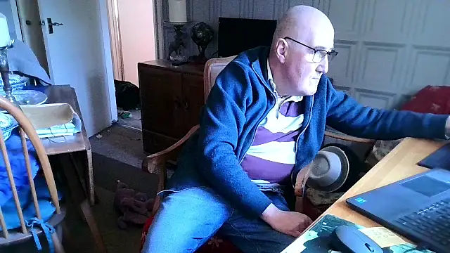Snapshot of Adamdaddybear chatting on February 2, 1:41 pm Adamdaddybear online show from February 2, 1:41 pm