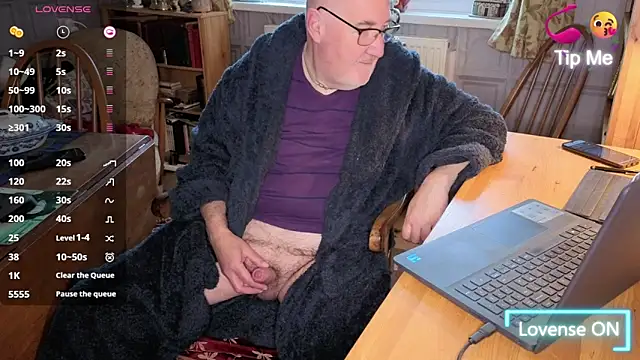 Adamdaddybear online show from November 5, 8:06 am