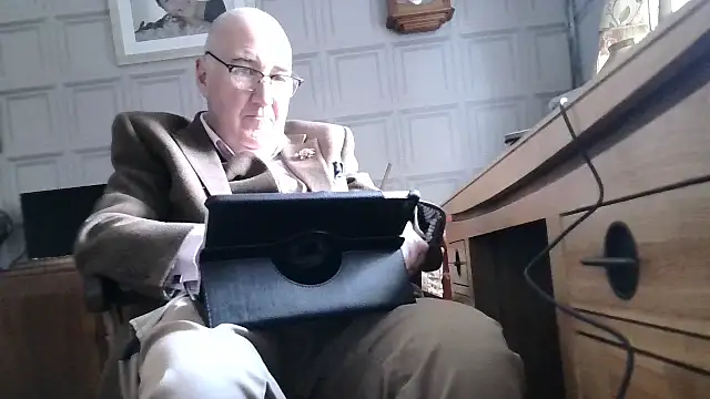 Snapshot of Adamdaddybear chatting on February 27, 3:05 pm Adamdaddybear online show from February 27, 3:05 pm