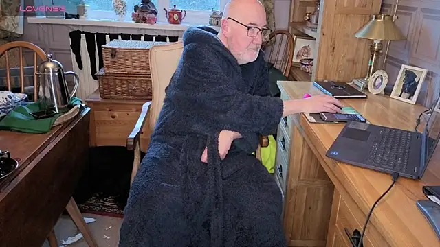 Snapshot of Adamdaddybear chatting on January 16, 8:29 am Adamdaddybear online show from January 16, 8:29 am