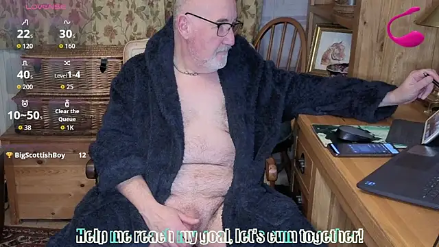 Snapshot of Adamdaddybear chatting on February 21, 9:39 pm Adamdaddybear online show from February 21, 9:39 pm