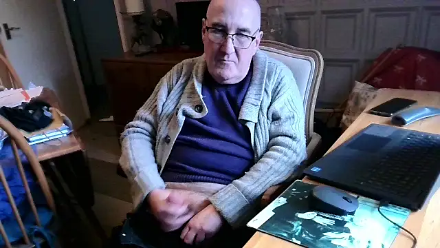Snapshot of Adamdaddybear chatting on February 19, 3:27 pm Adamdaddybear online show from February 19, 3:27 pm