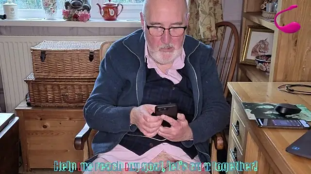 Snapshot of Adamdaddybear chatting on February 10, 2:38 pm Adamdaddybear online show from February 10, 2:38 pm