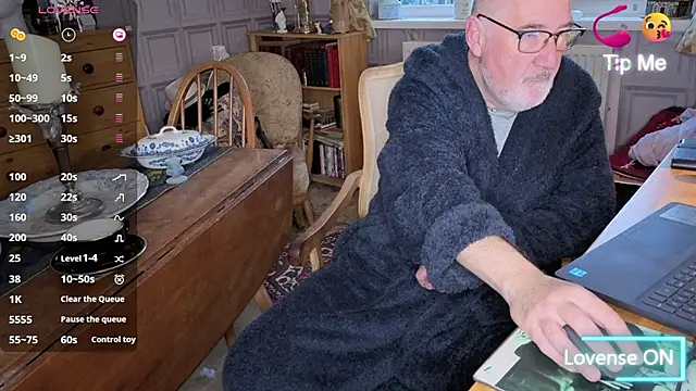 Adamdaddybear online show from October 29, 7:29 am