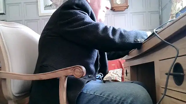 Snapshot of Adamdaddybear chatting on February 28, 2:20 pm Adamdaddybear online show from February 28, 2:20 pm