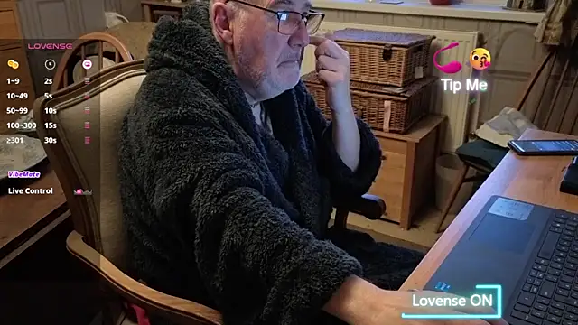 Adamdaddybear online show from November 20, 7:20 am