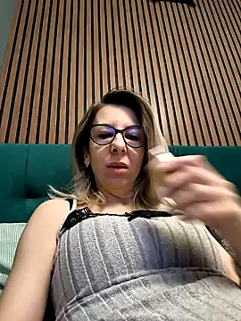 Snapshot of SukyGirl chatting on February 6, 5:25 am SukyGirl online show from February 6, 5:25 am
