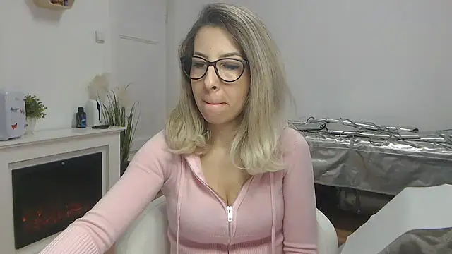 Snapshot of SukyGirl chatting on February 27, 6:46 am SukyGirl online show from February 27, 6:46 am