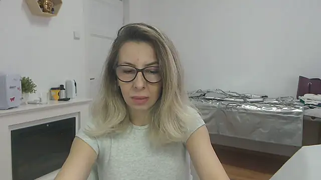 Snapshot of SukyGirl chatting on March 5, 8:54 am SukyGirl online show from March 5, 8:54 am