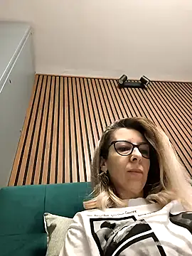 Snapshot of SukyGirl chatting on February 19, 6:22 am SukyGirl online show from February 19, 6:22 am