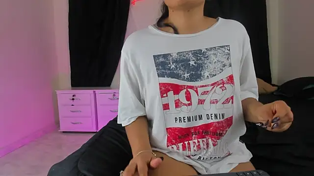 lindacastro02 online show from December 8, 4:44 am