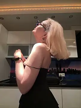 XMelissaX online show from November 30, 7:25 pm