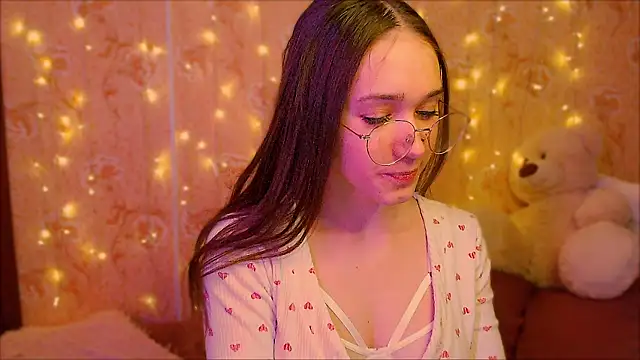 fluffy kitty  online show from February 24, 6:31 pm