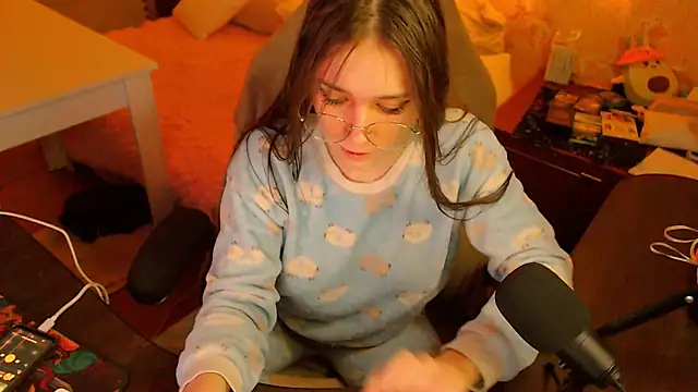 fluffy kitty  online show from January 9, 9:44 pm