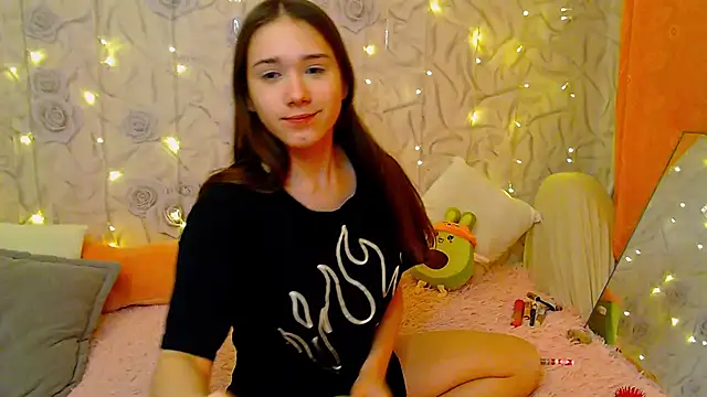 fluffy kitty  online show from October 30, 9:01 pm