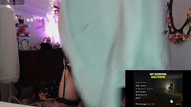 Snapshot of Sweetleeahxx chatting on December 13, 11:11 pm Sweetleeahxx online show from December 13, 11:11 pm