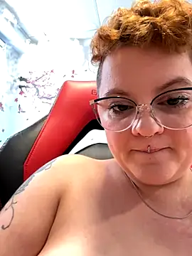 Snapshot of Sweetleeahxx chatting on December 4, 3:11 pm Sweetleeahxx online show from December 4, 3:11 pm