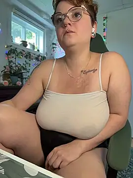 Snapshot of Sweetleeahxx chatting on July 18, 1:41 pm Sweetleeahxx online show from July 18, 1:41 pm