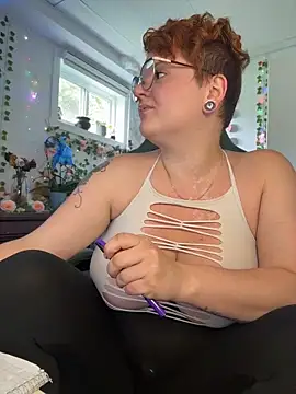 Snapshot of Sweetleeahxx chatting on June 19, 1:39 pm Sweetleeahxx online show from June 19, 1:39 pm