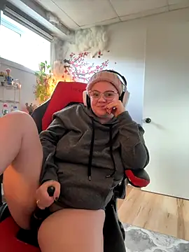 Snapshot of Sweetleeahxx chatting on October 16, 1:19 pm Sweetleeahxx online show from October 16, 1:19 pm