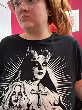 Snapshot of Sweetleeahxx chatting on March 4, 4:20 pm Sweetleeahxx online show from March 4, 4:20 pm