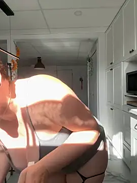 Snapshot of Sweetleeahxx chatting on October 15, 2:47 pm Sweetleeahxx online show from October 15, 2:47 pm