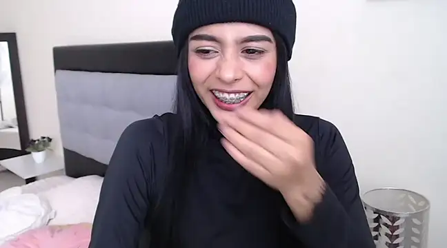 okunee online show from February 26, 7:10 pm