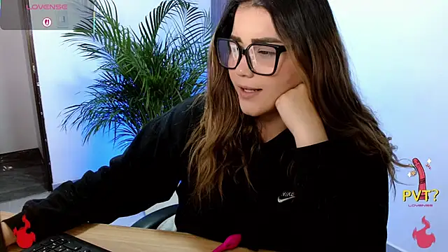 Snapshot of Lucia_star__ chatting on June 16, 2:11 am Lucia star online show from June 16, 2:11 am
