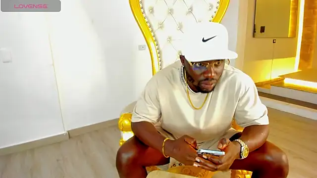 Latrellx7 online show from February 18, 11:44 am