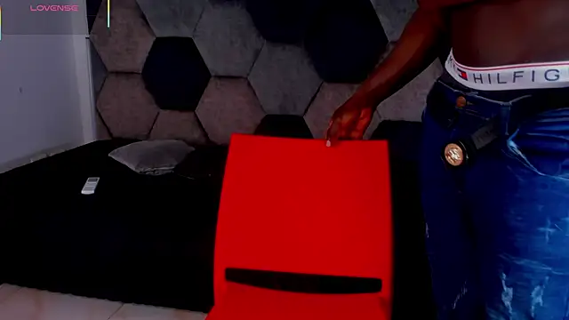 Latrellx7 online show from April 10, 3:46 am