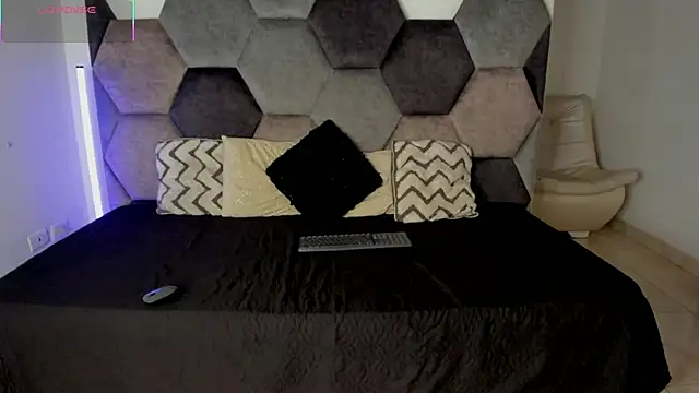 Latrellx7 online show from April 23, 3:24 am