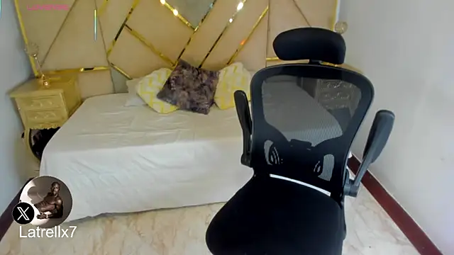 Latrellx7 online show from November 3, 3:23 am