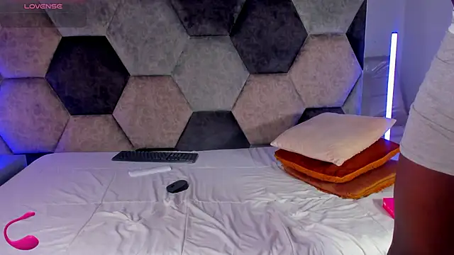 Latrellx7 online show from February 26, 3:50 am