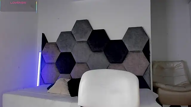 Latrellx7 online show from April 15, 4:07 am