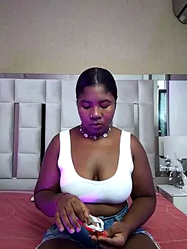 Snapshot of LaurennTyler chatting on February 14, 8:26 pm LaurennTyler online show from February 14, 8:26 pm