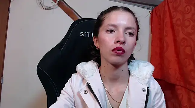 Snapshot of sweetdam12 chatting on March 3, 8:21 pm sweetdam12 online show from March 3, 8:21 pm